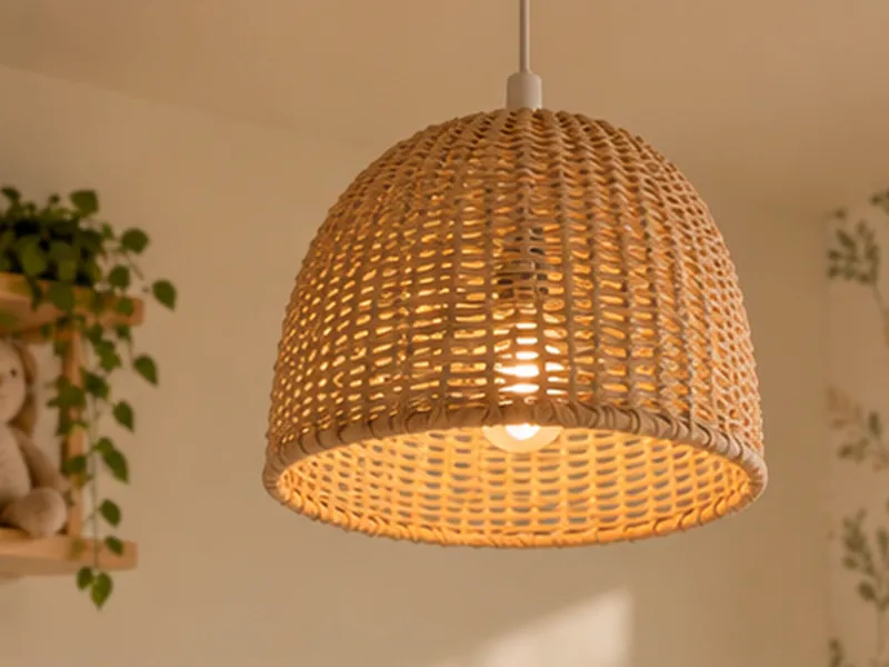 Gevlochten rieten hanglamp die warm licht geeft