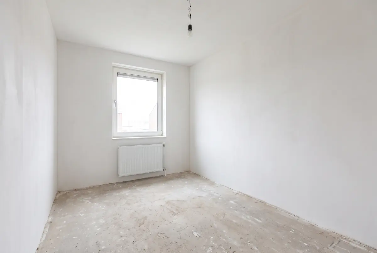 Een lege kinderkamer zonder meubels, klaar om opnieuw in te richten